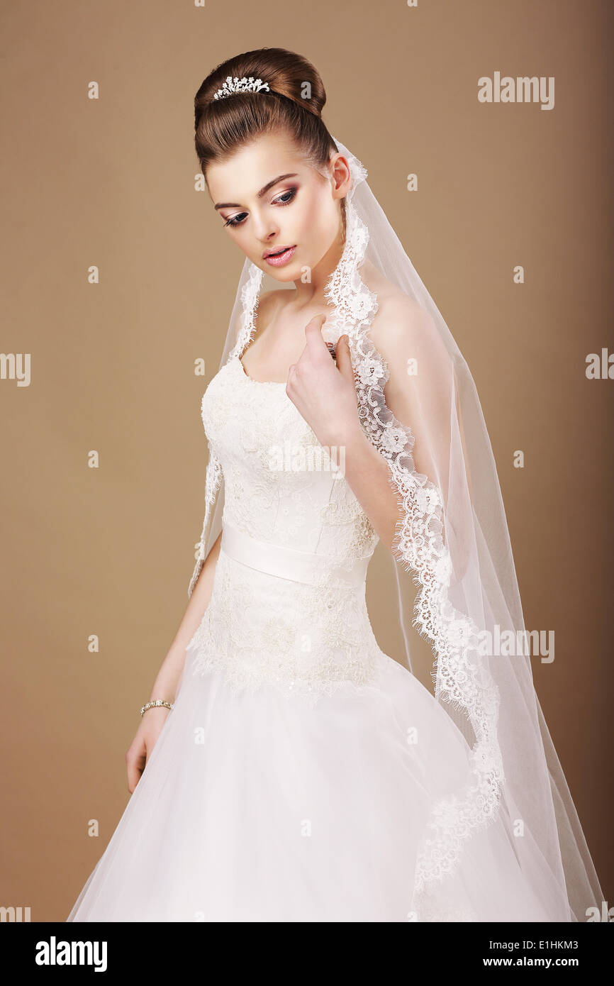 Weiblichkeit. Sentimental Braut im weißen Kleid und durchbrochenen Schleier Stockfoto