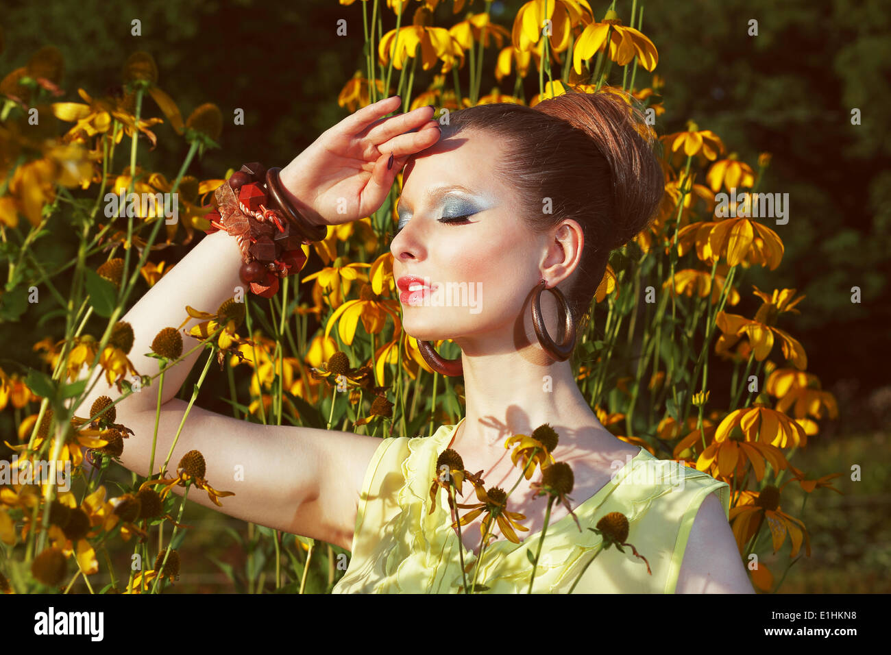 Entspannen Sie sich. Tagträumen Frau über Blumen Hintergrund mit Blumen Stockfoto