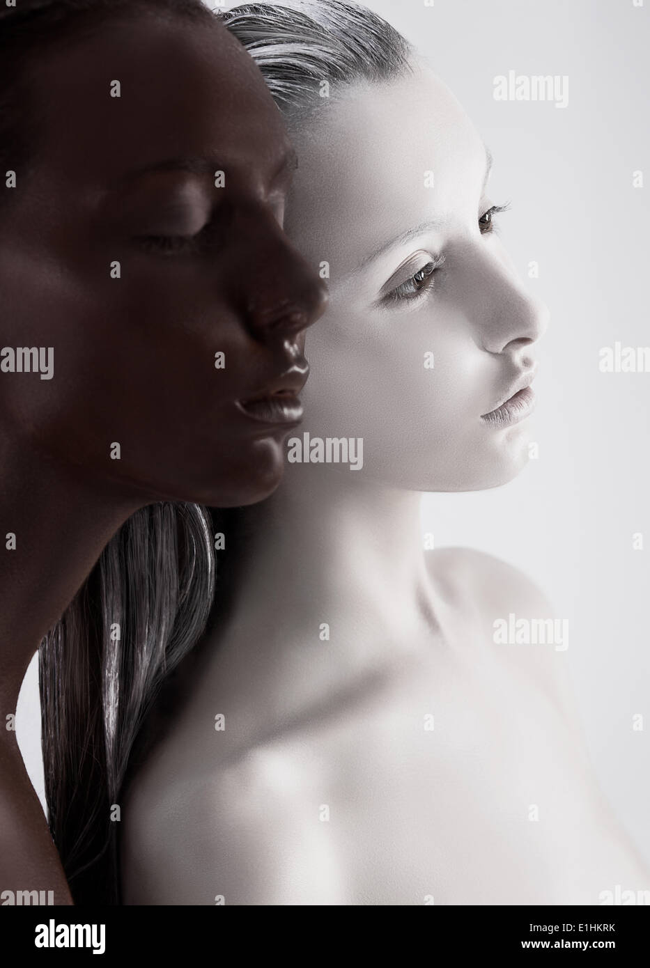 Vergleichen Sie Bodyart. Ethnische Frauen gemalt weiß und schwarz. Meditation Stockfoto