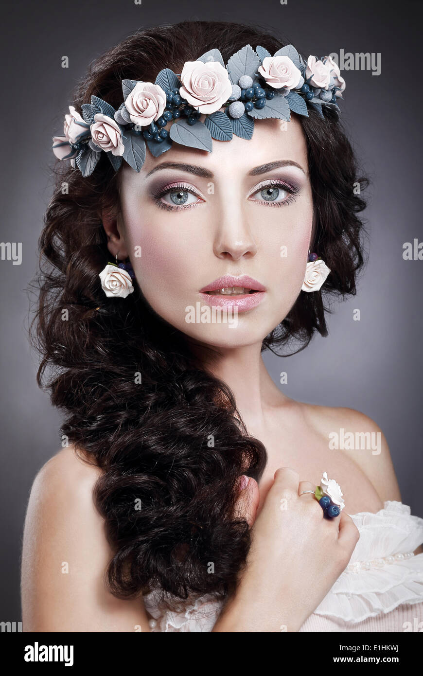 Nymphe. Porträt von echt umwerfende Frau in Kranz aus Blumen Stockfoto