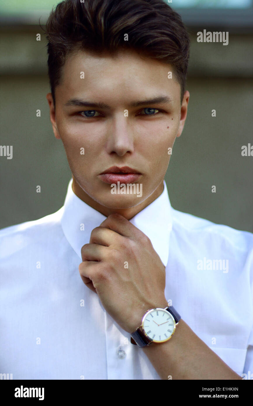Individualität. Ambitionierte erfolgreiche schöner kaukasischen Mann mit Uhr Stockfoto