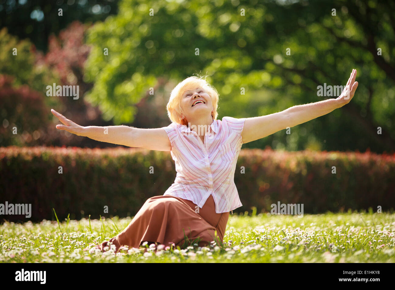 Fröhlichkeit. Meditation. Reife freuen uns Frau entspannend mit ausgebreiteten Armen Stockfoto