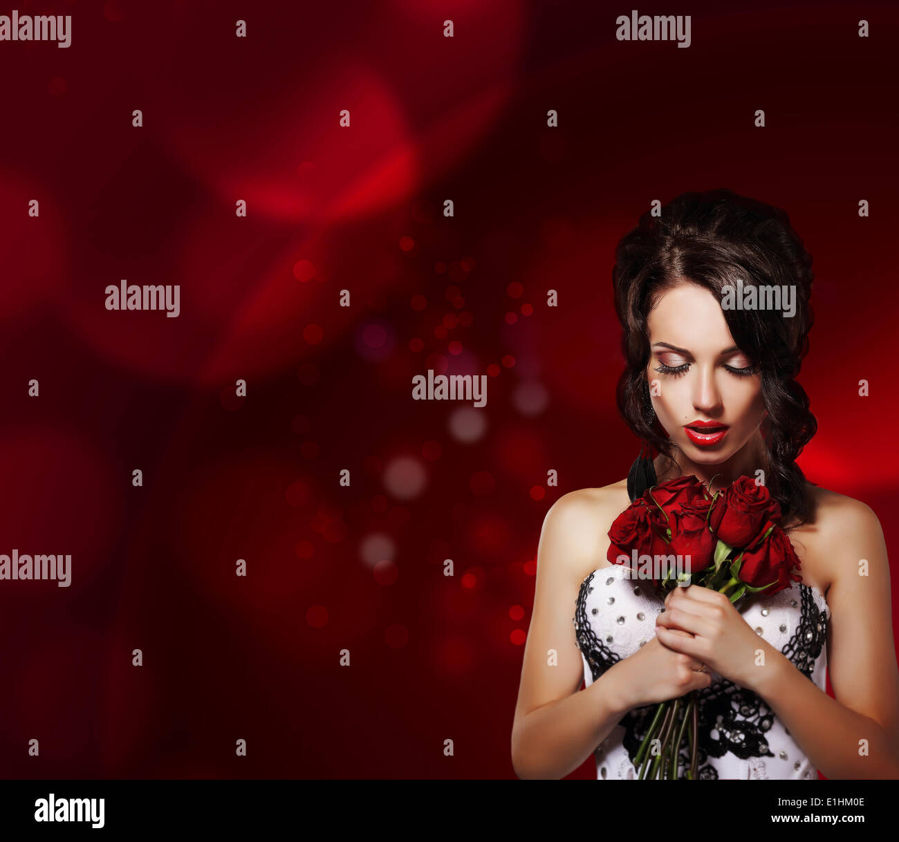 Zärtlichkeit. Traumhafte Frau mit Blumenstrauß über lila Hintergrund Stockfoto