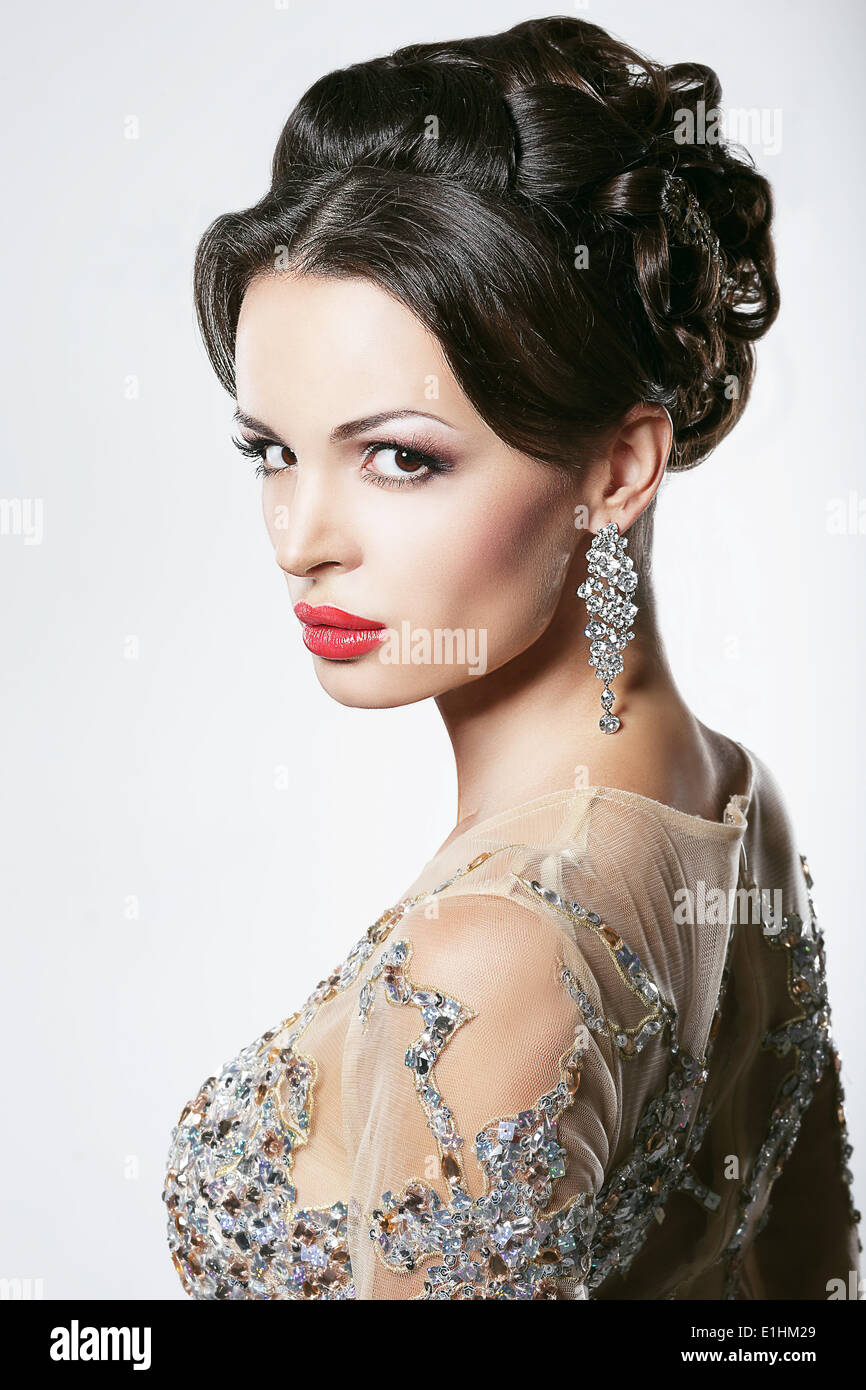 Wohlstand. Luxus. Glamouröse auffällige Frau mit Diamant-Ohrringe Stockfoto