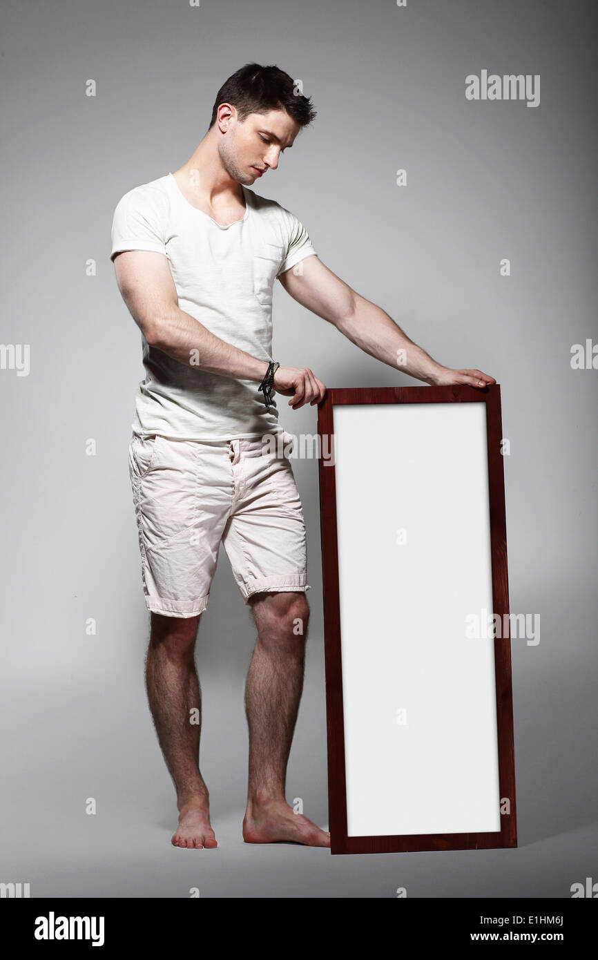 Shoeless Mann weiße Tafel mit Leerzeichen anzeigen Stockfoto
