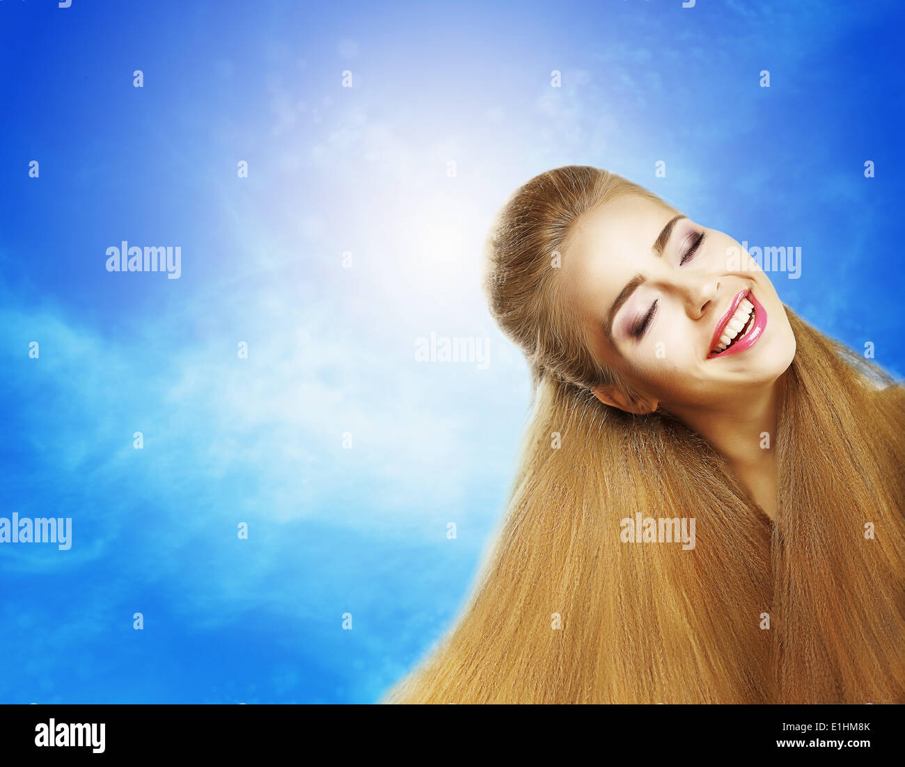Positive Emotionen. Porträt des Lachens Teengirl über sonnigen blauen Himmel. Jubeljahres Stockfoto