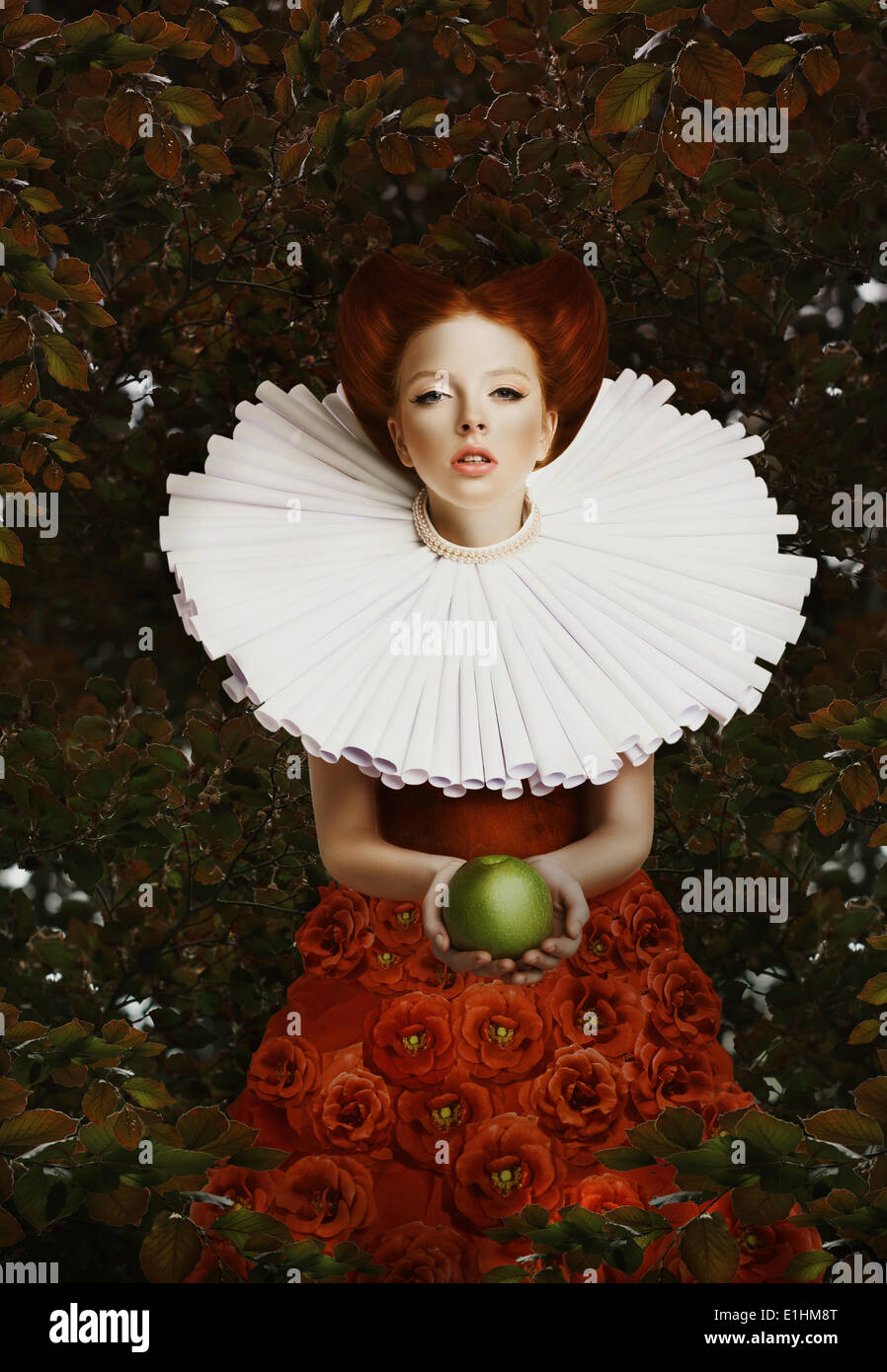 Jahrgang. Stilisierte rote Haare Frau in Retro-Jabot mit grünem Apfel Stockfoto