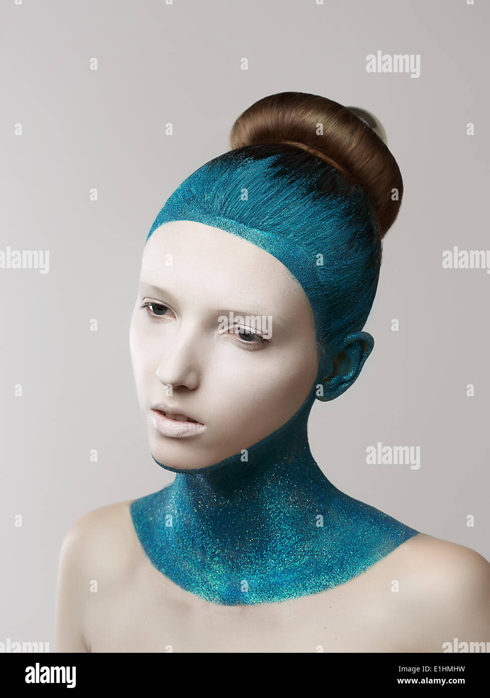 Ausdruck. Fantasie. Exzentrische Frau mit blau bemalte Haut und Haar. Färbung Stockfoto