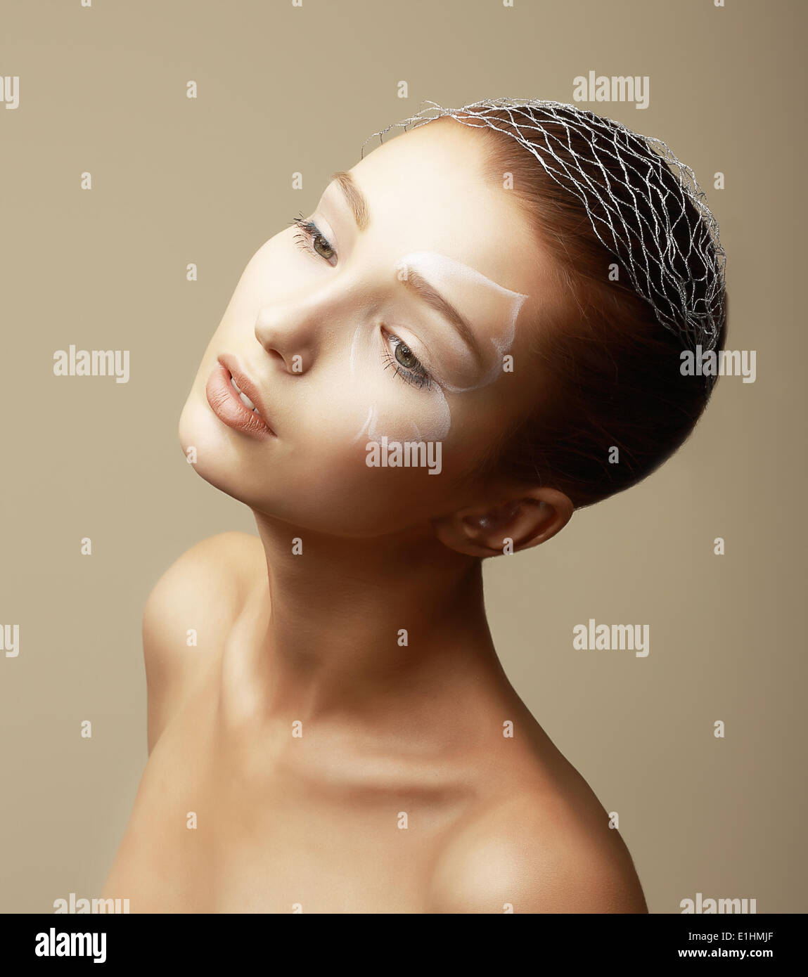 Beauty Mädchen mit Faceart. Mode-Modell mit kreativen Bronze Make-up Stockfoto