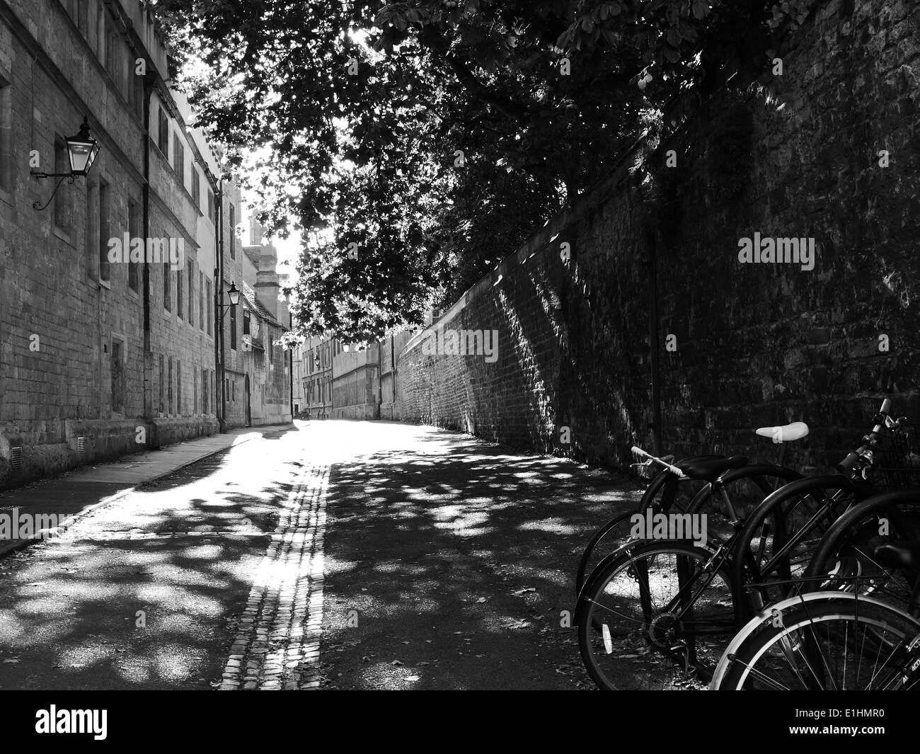 Eine gepflasterte Straße in Oxford mit abgestellten Fahrrädern Stockfoto