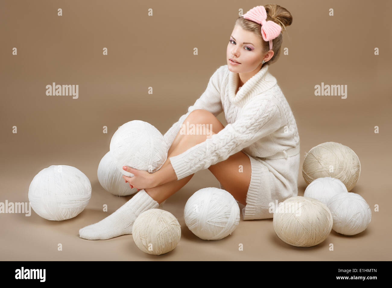 Häkeln. Schöne Handnäherin sitzen mit Haufen von weißen Stränge Garn. Needlecraft Stockfoto