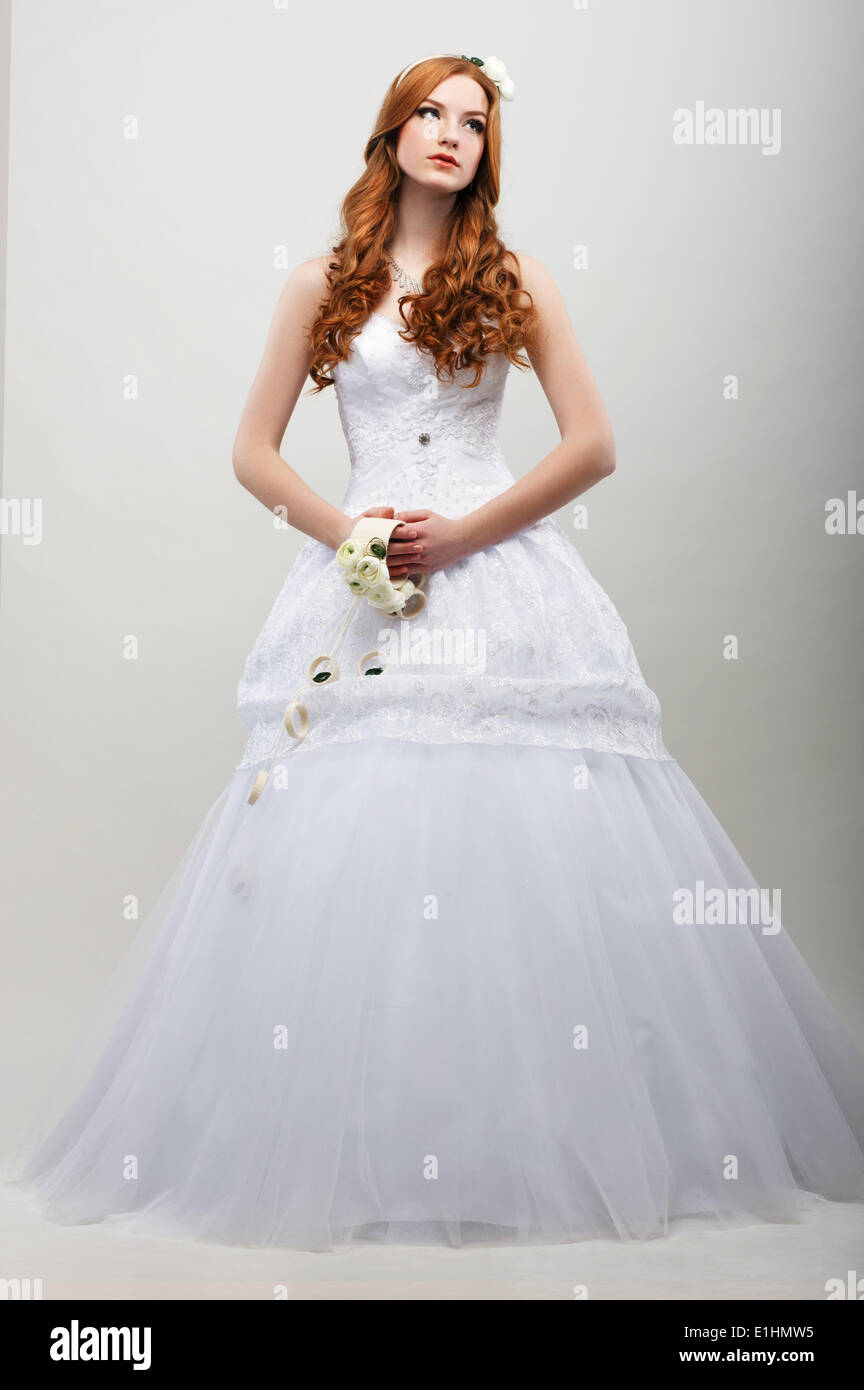 Sinnlichkeit. Romantische Braut im weißen Kleid mit Blumenstrauß Stockfoto