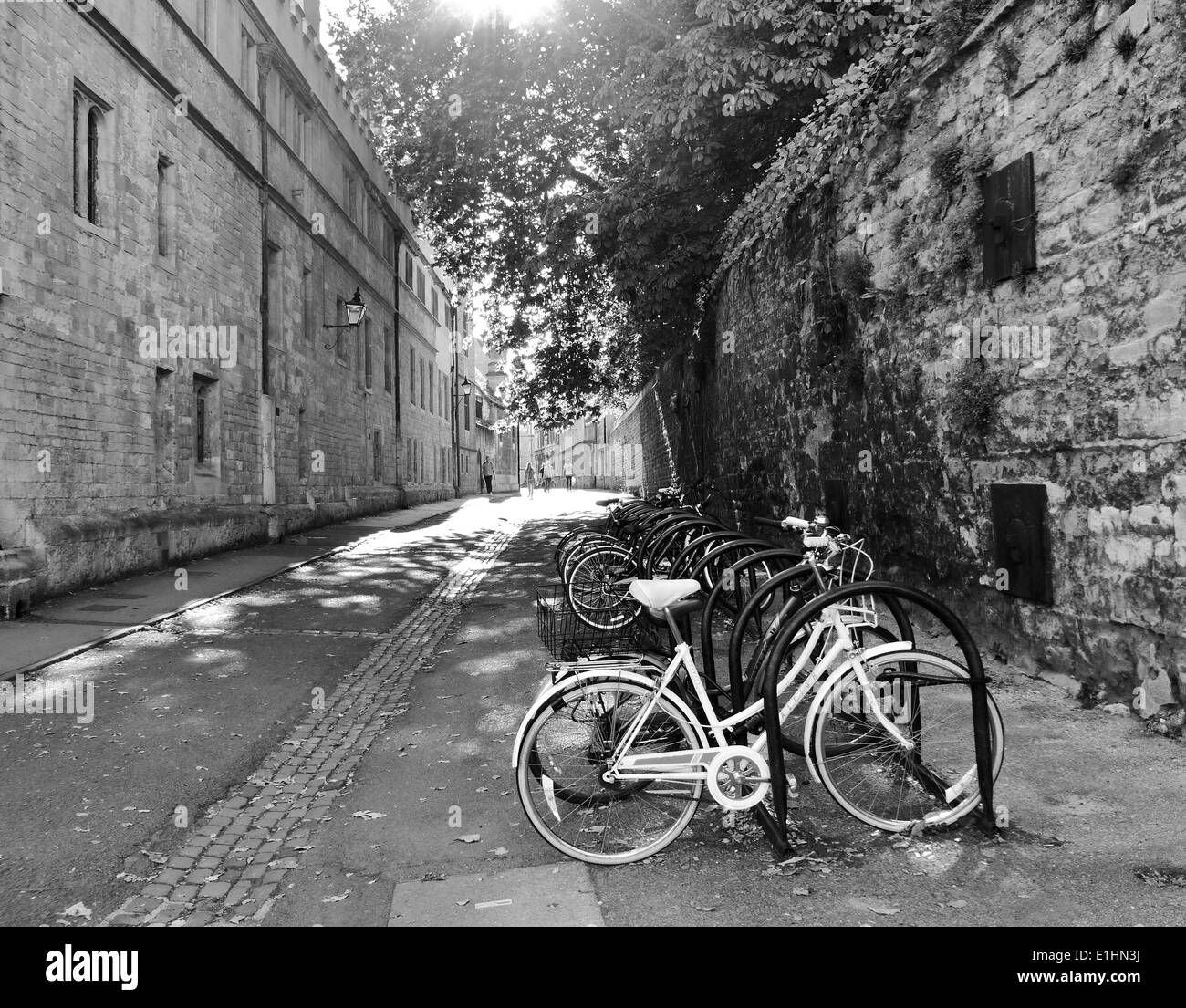 Eine gepflasterte Straße in Oxford mit abgestellten Fahrrädern Stockfoto