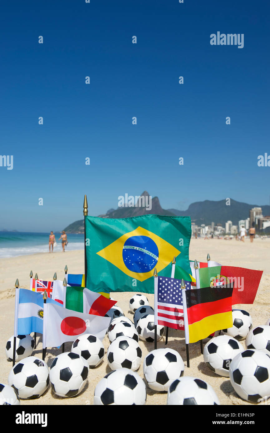 Internationale Fußball-Team-Flaggen mit Fußbällen am Strand in Rio De Janeiro Brasilien Stockfoto