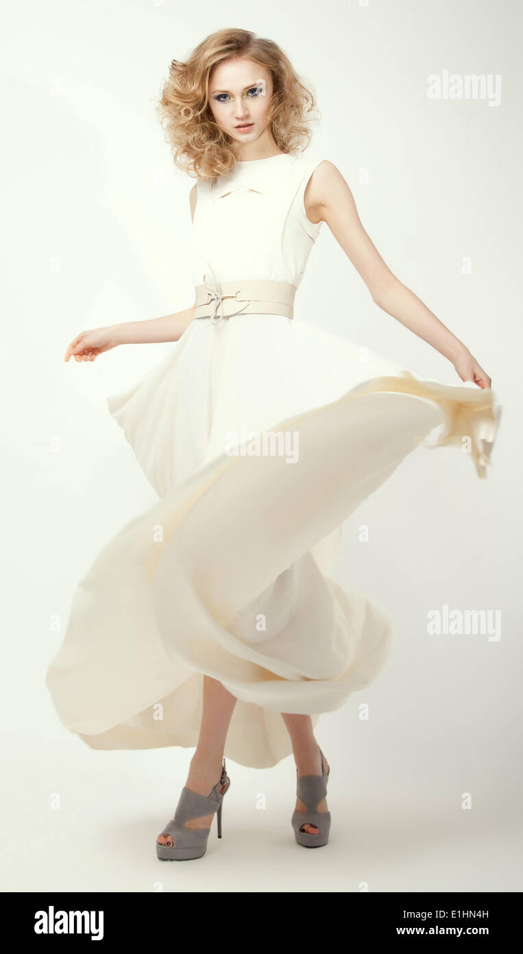 Weiblichkeit. Mode-Modell in langen hellen Kleid. Smart Casual Kleidung. Sommer Kollektion Stockfoto