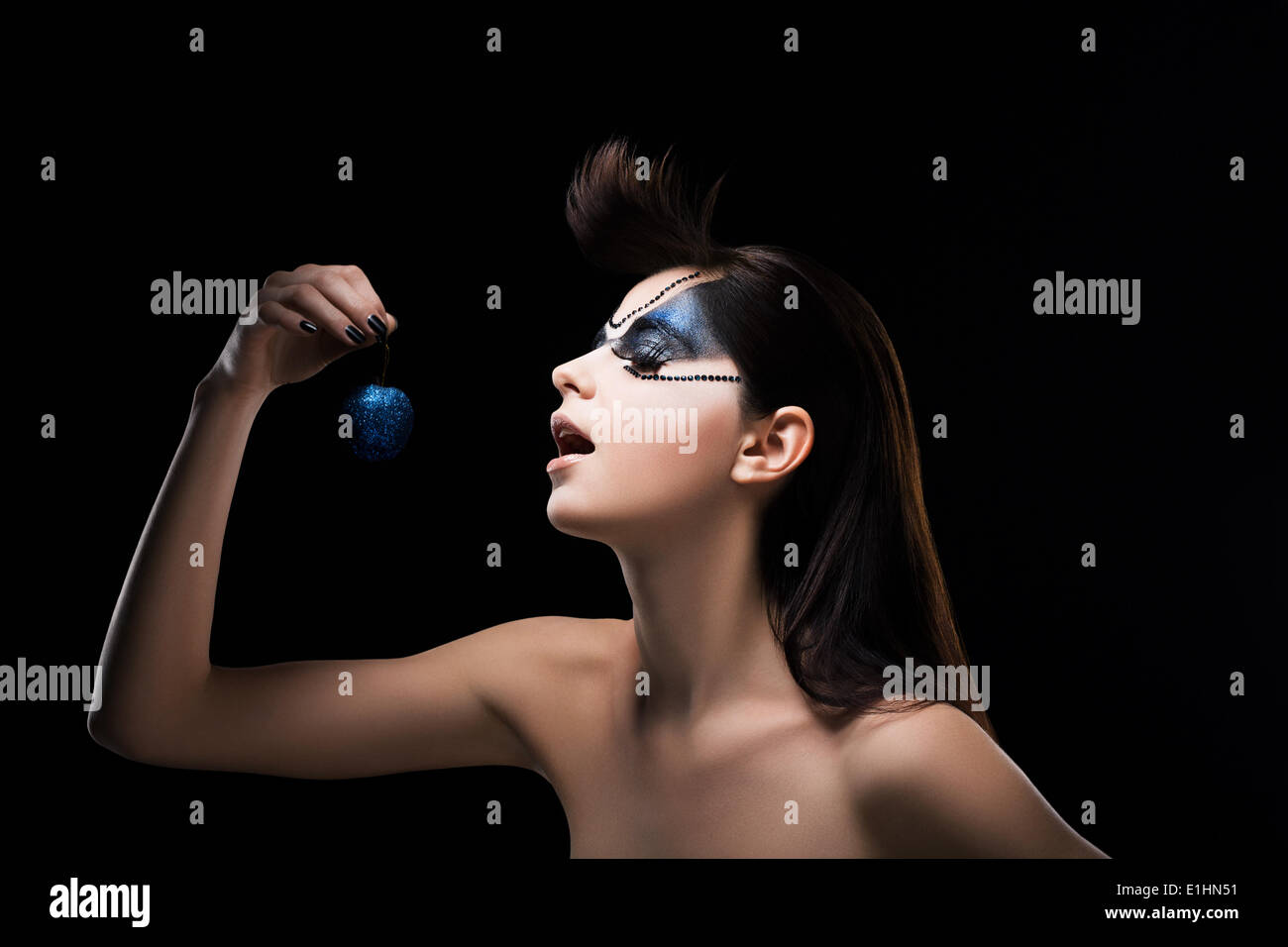 Fantasie. Bild der Phantasie Frau hält eine blaue Kugel in der hand. Inspiration Stockfoto