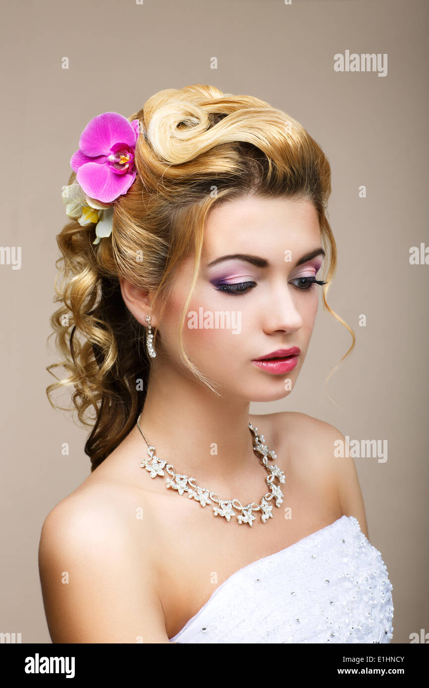 Frische. Weiblichkeit. Beauty Portrait elegante Frau mit Blumen. Verträumtheit Stockfoto