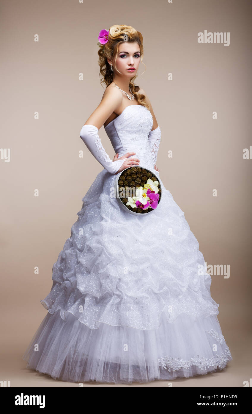 Hochzeit. Frischvermählte im weißen Kleid mit besonderen Blumenstrauß der Blumen Stockfoto