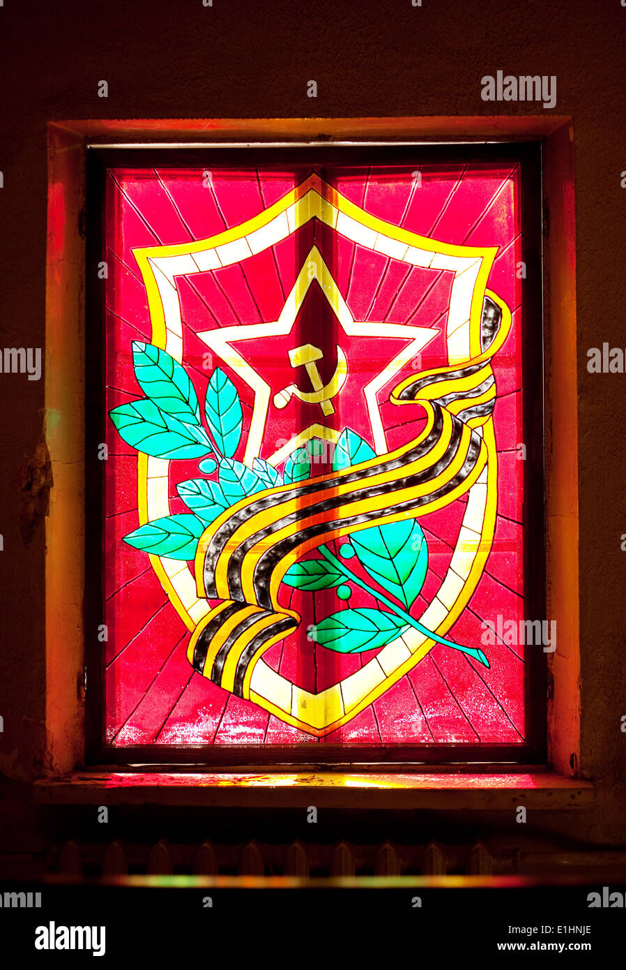 Wappen, Hammer und Sichel - Sowjetunion Buntglasfenster Kunst Retro-design Stockfoto