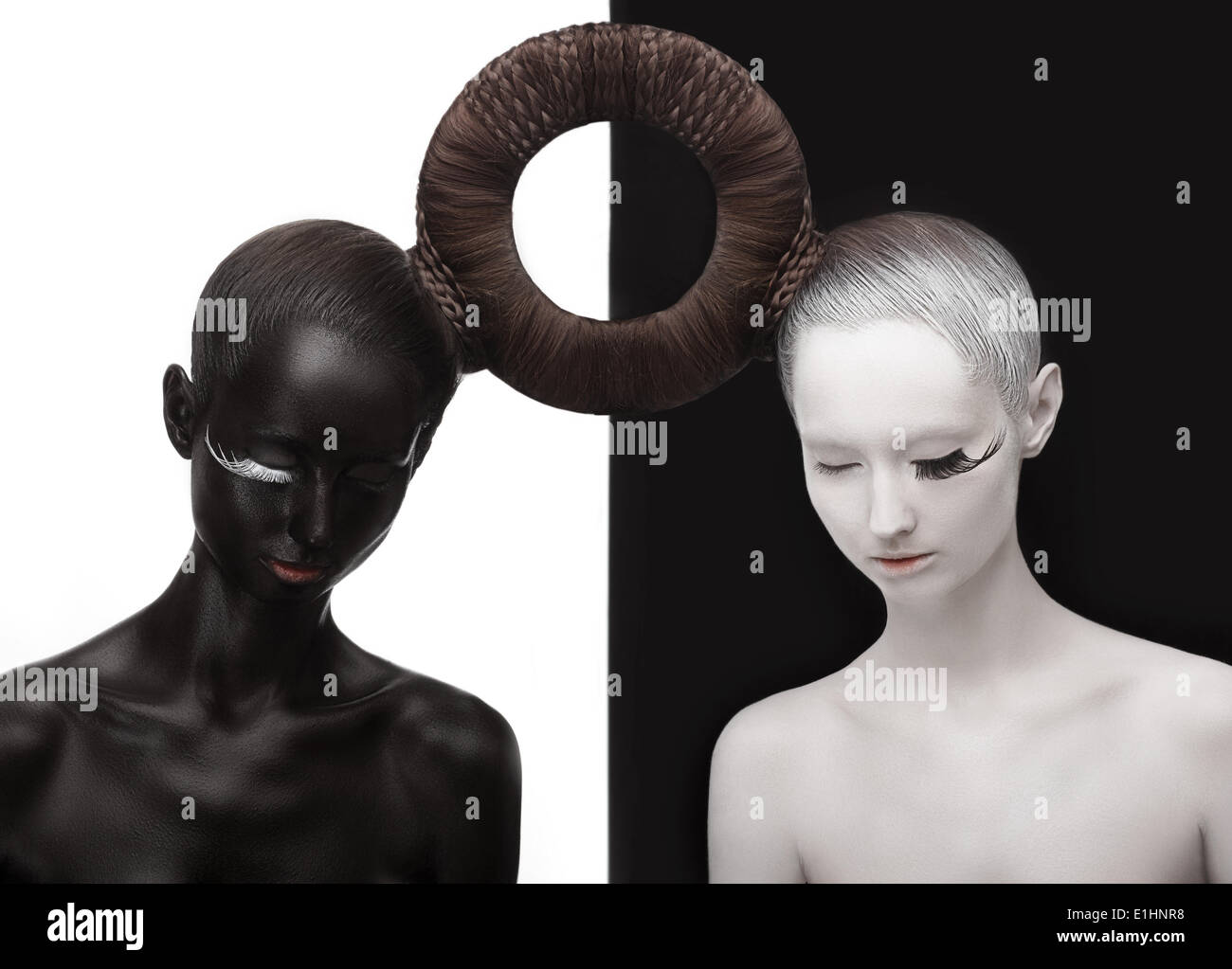 Zen. Yin und Yang. Silhouette von zwei Personen. Schwarz & weiße Symbol. Kreative Orient-Konzept Stockfoto