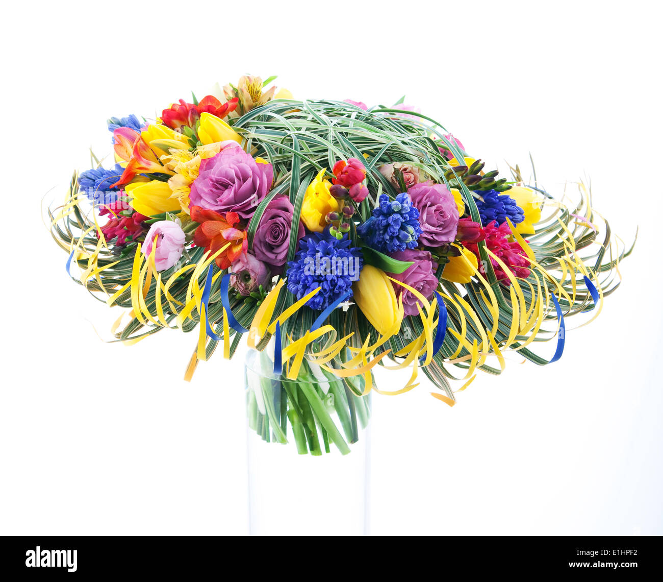 Floristik - bunten festlichen Blumenstrauss isoliert auf weißem Hintergrund Stockfoto