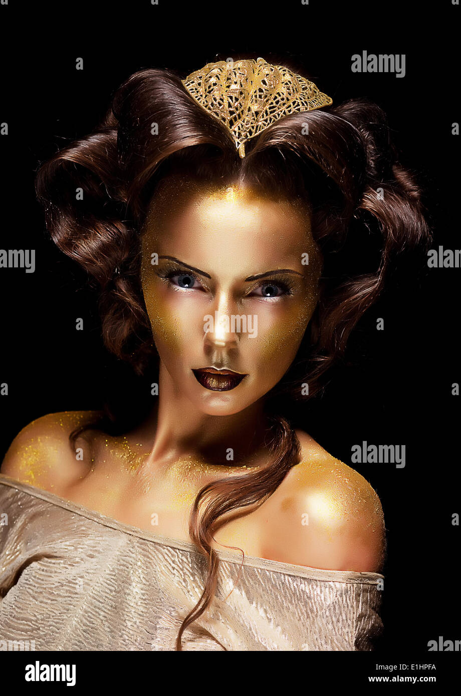 Dramatischen Stil. Frau vergoldet gold Gesicht - Theater Luxus Make-up Stockfoto