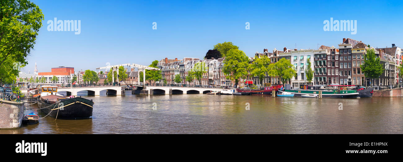 Die Magere Brug ("Magere Brücke") in Amsterdam über den Fluss Amstel an einem schönen sonnigen Tag Stockfoto