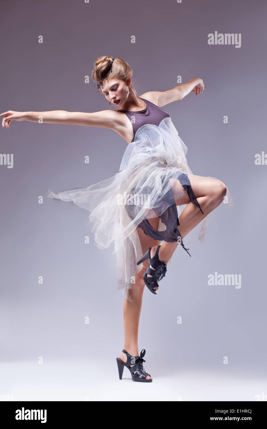 Flamenco-Tänzerin in Vintage retro Kleid tanzen isoliert - Renaissance-Stil Stockfoto