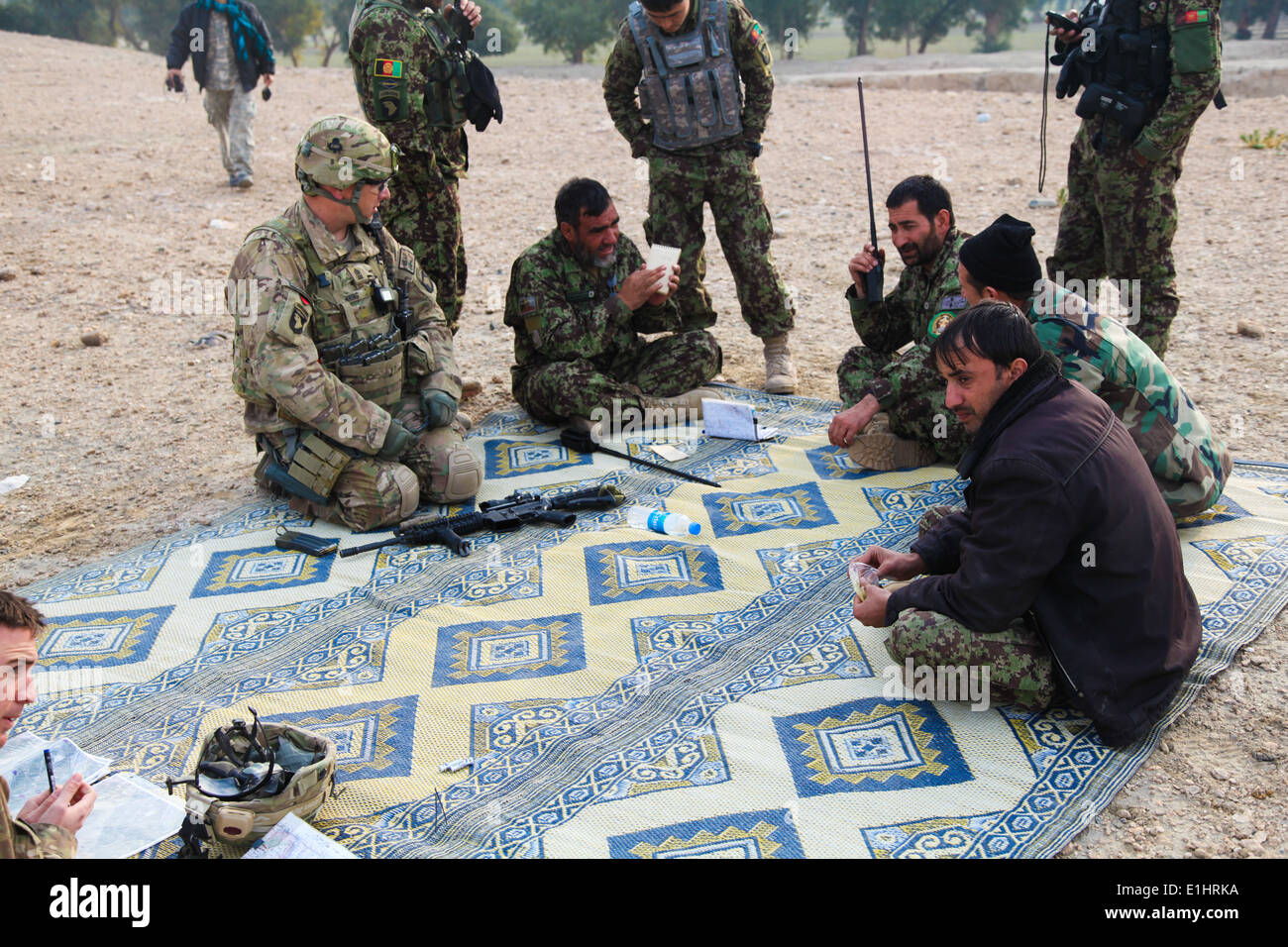 US Army 1st Sgt. Christoph Henning, Bravo Truppe, 1. Staffel, 32. Kavallerie-Regiment zugewiesen erläutert laufende operative Stockfoto