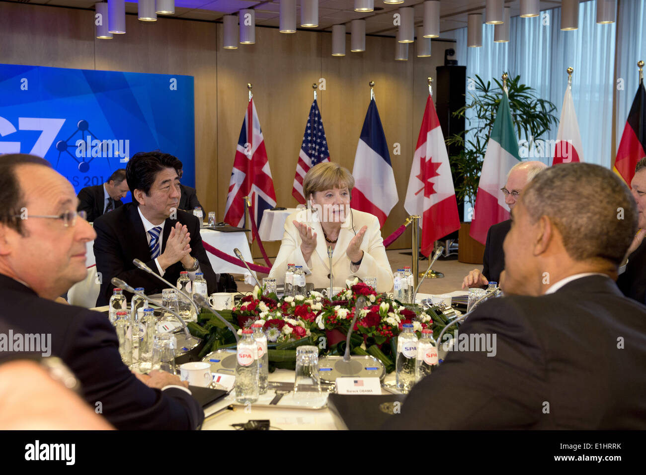 Brüssel, Belgien. 5. Juni 2014. German chancellor Angela Merkel (C) sitzt mit G7 Staats-Francois Hollande (Frankreich, L-R), Shinzo Abe (Japan), Herman Van Rompuy (Präsident des Europäischen Rates, Barroso (EU-Kommissionspräsident) und Barack Obama (USA) zu Beginn des ersten Treffens der G7-Gipfel in Brüssel, Belgien, 5. Juni 2014. Die Staatschefs der sieben führenden Volkswirtschaften der Welt treffen sich in Brüssel. Das wichtigste Thema der Gespräche ist die Krise in der Ukraine. Foto: BERND VON JUTRCZENKA/Dpa/Alamy Live-Nachrichten Stockfoto