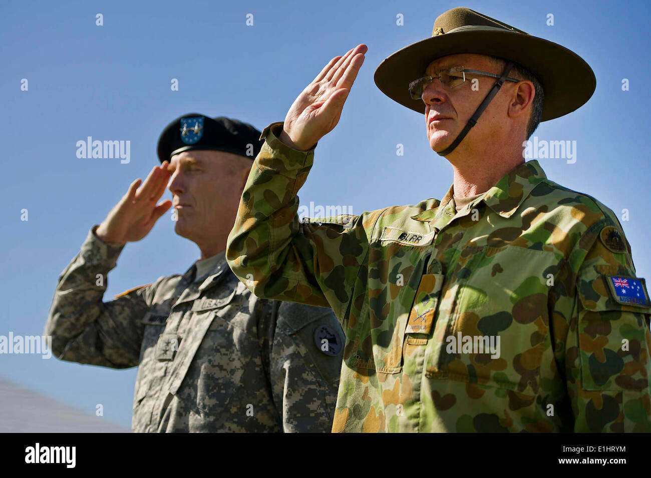 US-Armee Generalmajor Roger F. Mathews, links, der stellvertretender Kommandierender general der US Army Pacific (USARPAC) und australische Defens Stockfoto