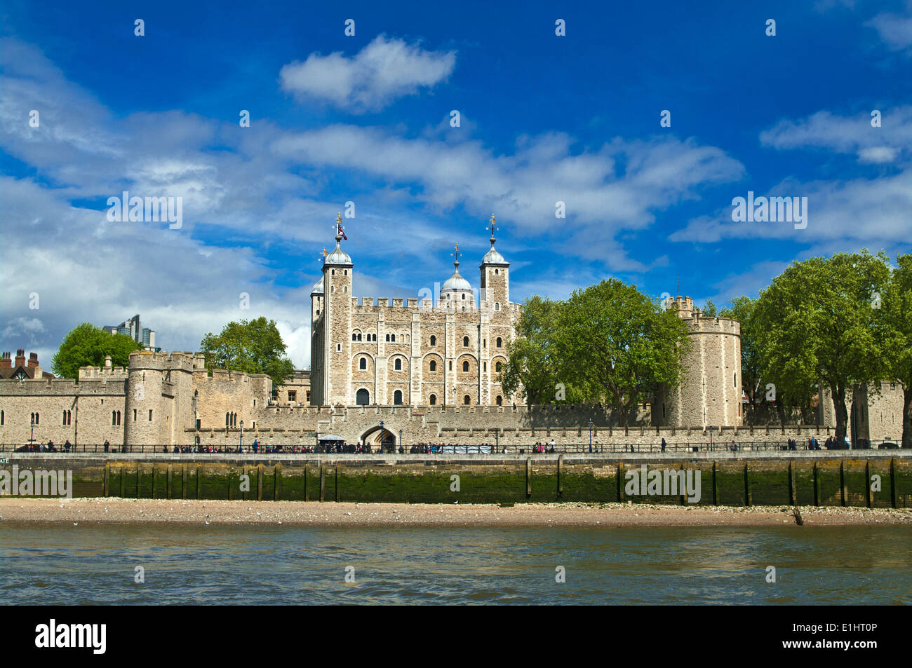 Der Tower of London, gesehen von der Themse auf einen sonnigen Frühling Tag, England, UK Stockfoto