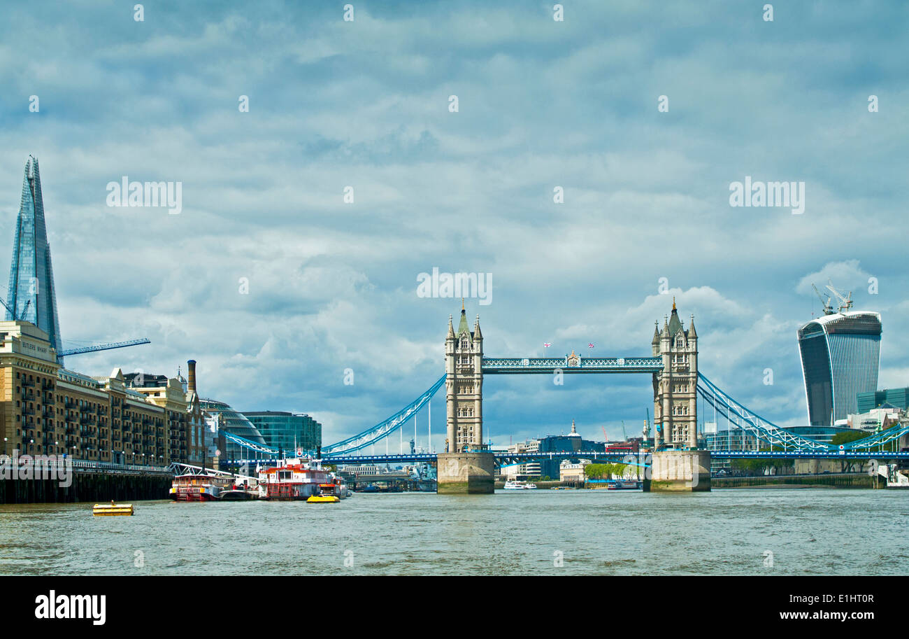 Blick auf die Scherbe, Tower Bridge und der Walkie Talkie Wolkenkratzer aus einem Fluss-Bus auf der Themse, London England UK Stockfoto