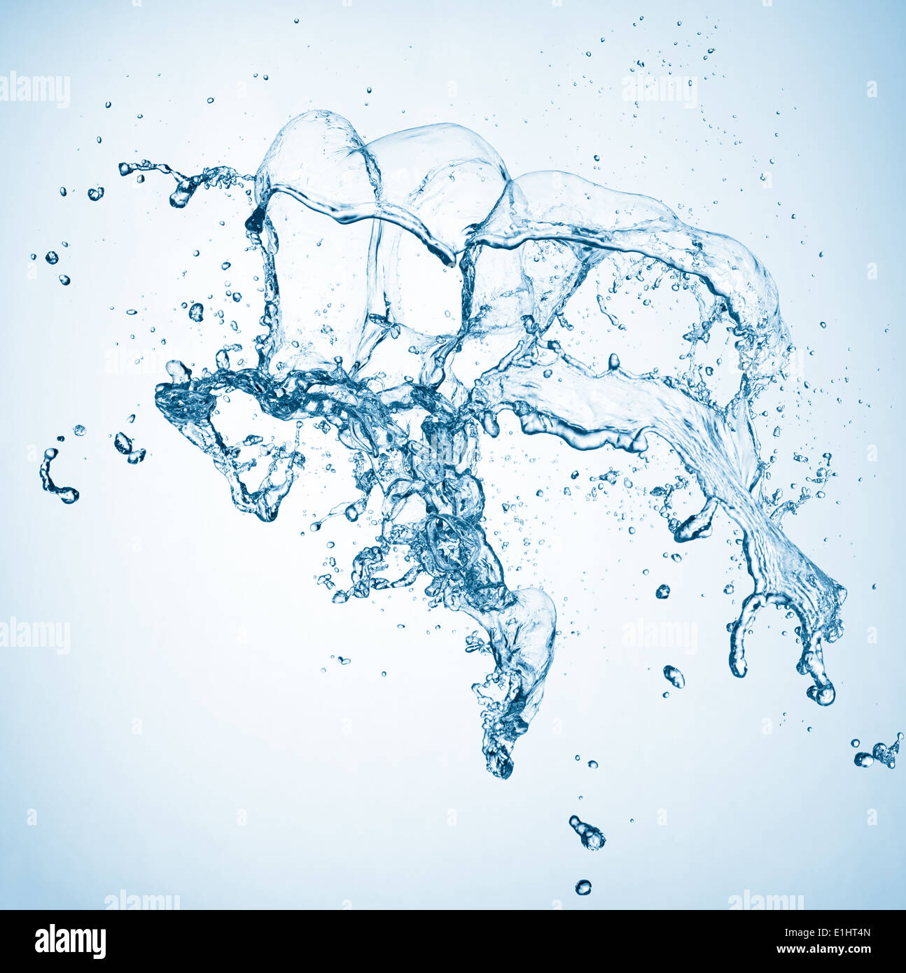 abstrakte Spritzwasser vor blauem Hintergrund Stockfoto