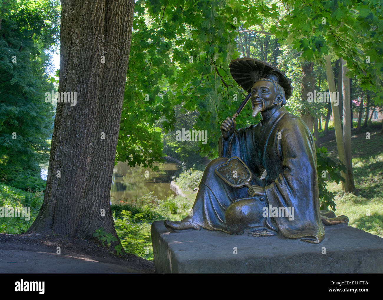 Chinesischen Weisen Skulptur am Eingang zum chinesischen Brücke im Park "Alexandria" Bila Tserkva, Ukraine Stockfoto