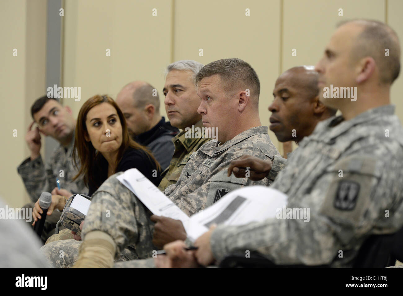 US-Soldaten und türkischen Service-Mitglieder besuchen ein Briefing 22. Januar 2013, in Incirlik Air Base, Türkei. USA und NATO Patriot Stockfoto