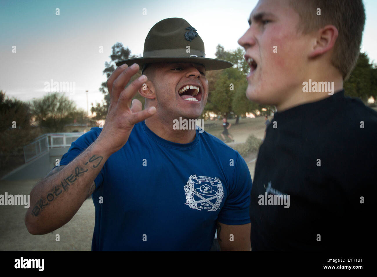 US Marine Corps Sgt. George Anthony A. Dulal-Whiteway, ein senior Drill Instructor, 3. Bataillon bei Marine Corps Re zugewiesen Stockfoto