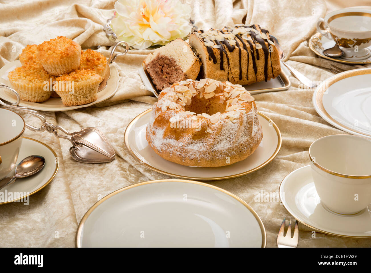 Variationen der italienischen Mandel Kuchen auf gedeckten Kaffee-Tisch  Stockfotografie - Alamy