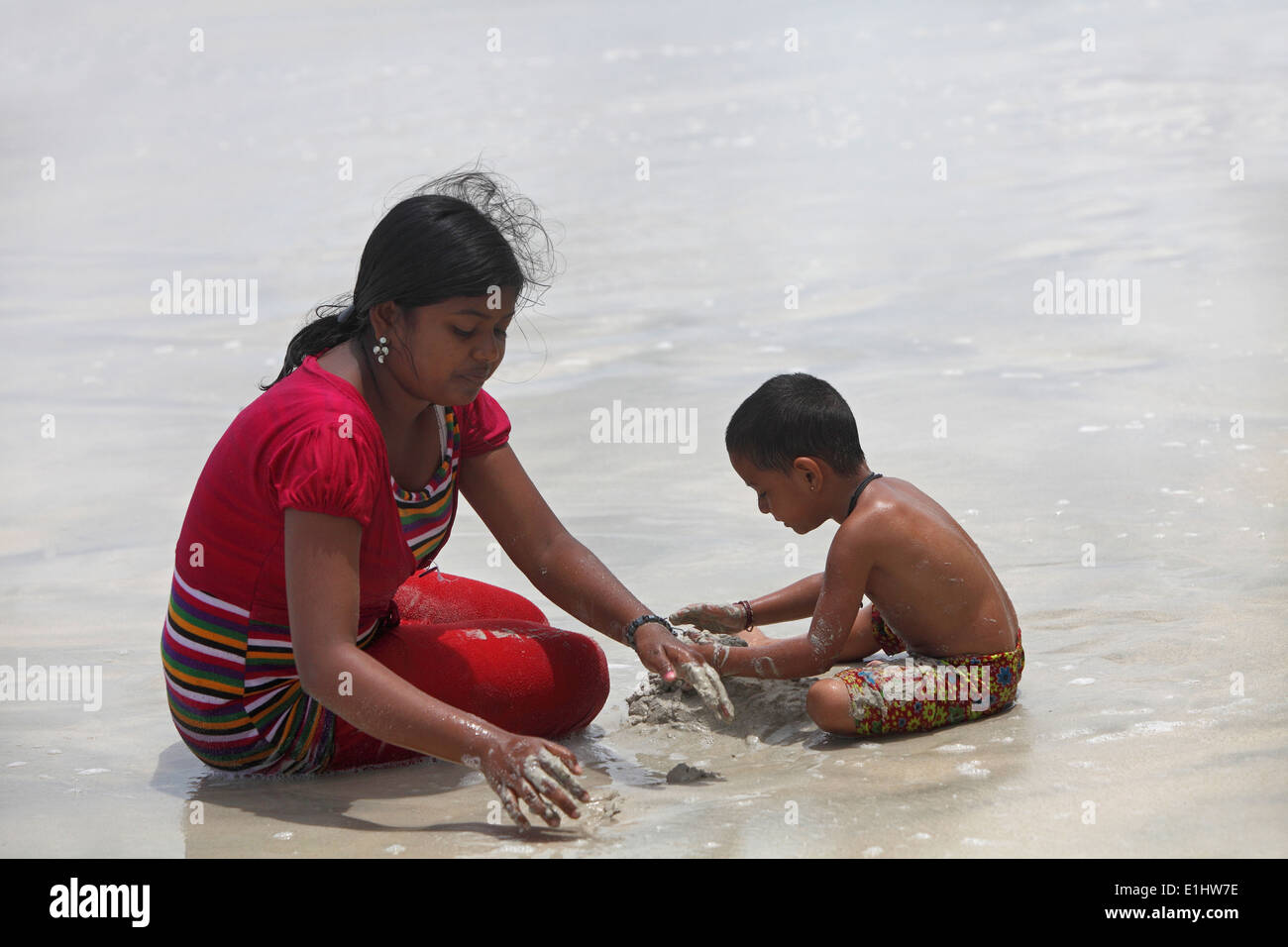 Menschen Sie genießen Urlaub spielen im Sand, Radhanagari Strand, Andamanen, Indien Stockfoto