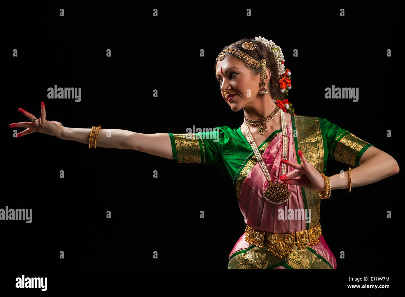 Schöne Mädchen Tänzerin der indischen klassischen Tanz Bharatanatyam Stockfoto