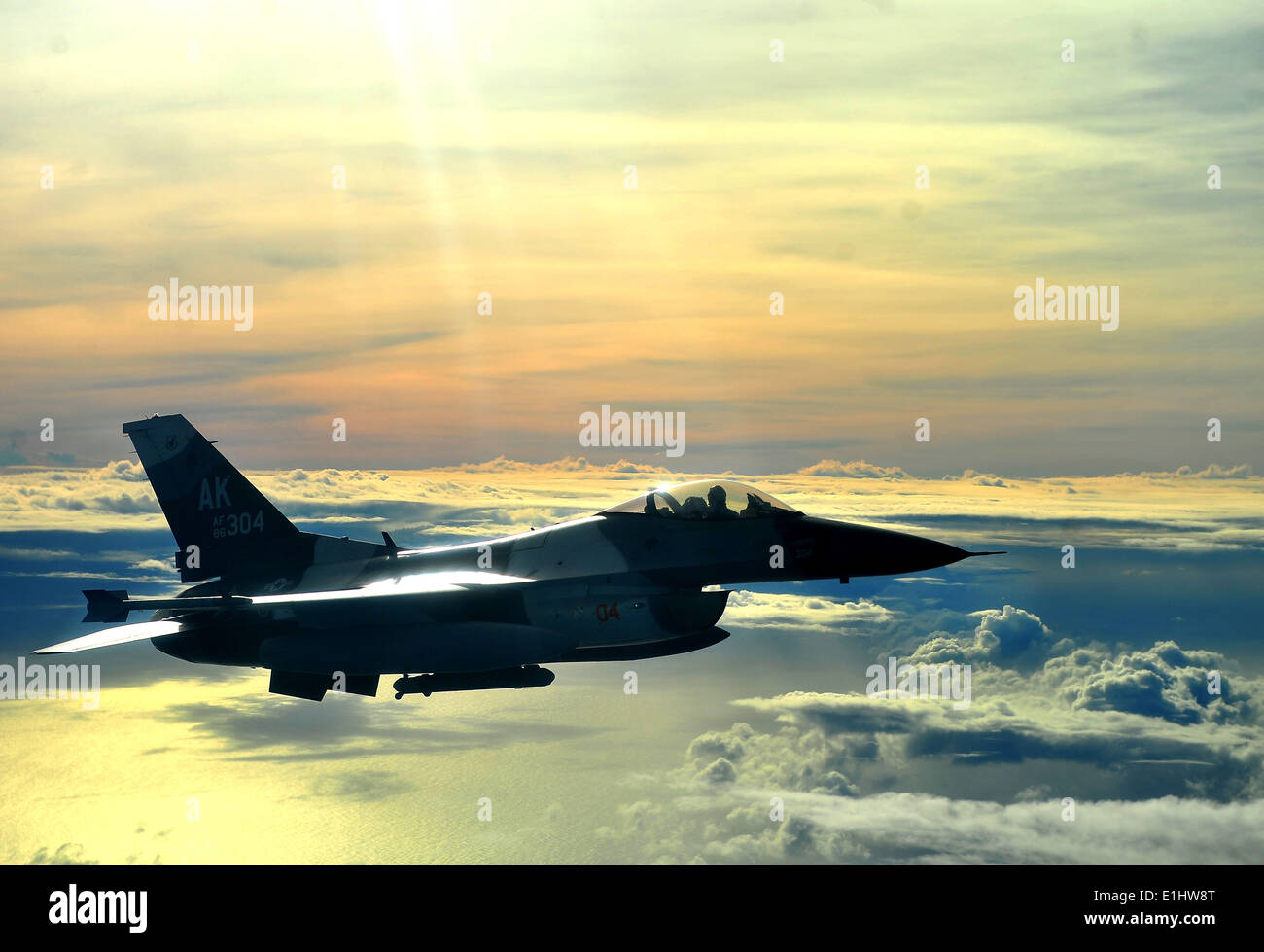 Ein US-Air Force F - 16C Fighting Falcon zur 18. Aggressor Squadron versetzt, fliegt eine Luft/Luft-Kampfeinsatz im Support für o Stockfoto