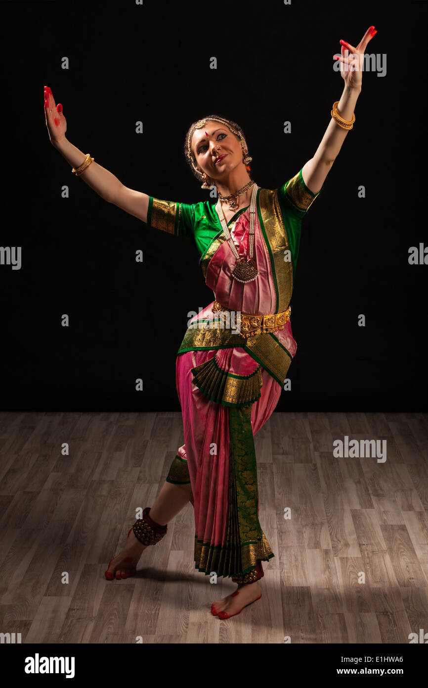 Schöne Mädchen Tänzerin der indischen klassischen Tanz Bharatanatyam Stockfoto