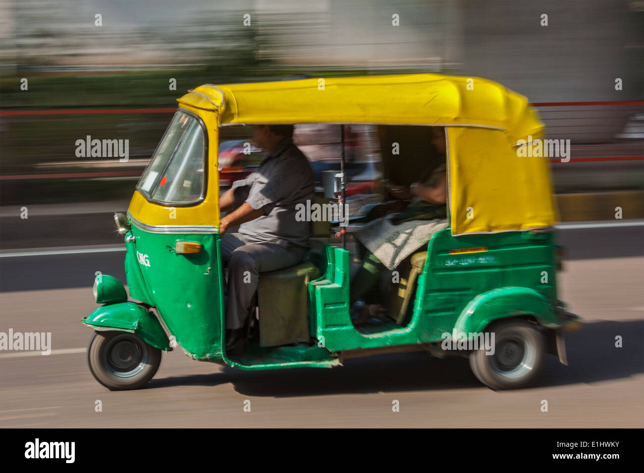 Indische Auto (Autorikscha) auf der Straße. Indien Stockfoto