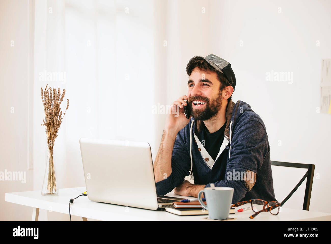 Portrat Des Mannes Mit Smartphone In Modernen Buro Zu Hause