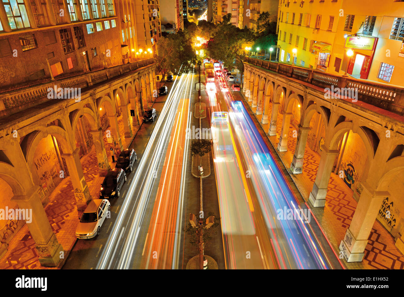 Brasilien, Porto Alegre: Viaduto Avenida Borges de Medeiros bei Nacht Stockfoto