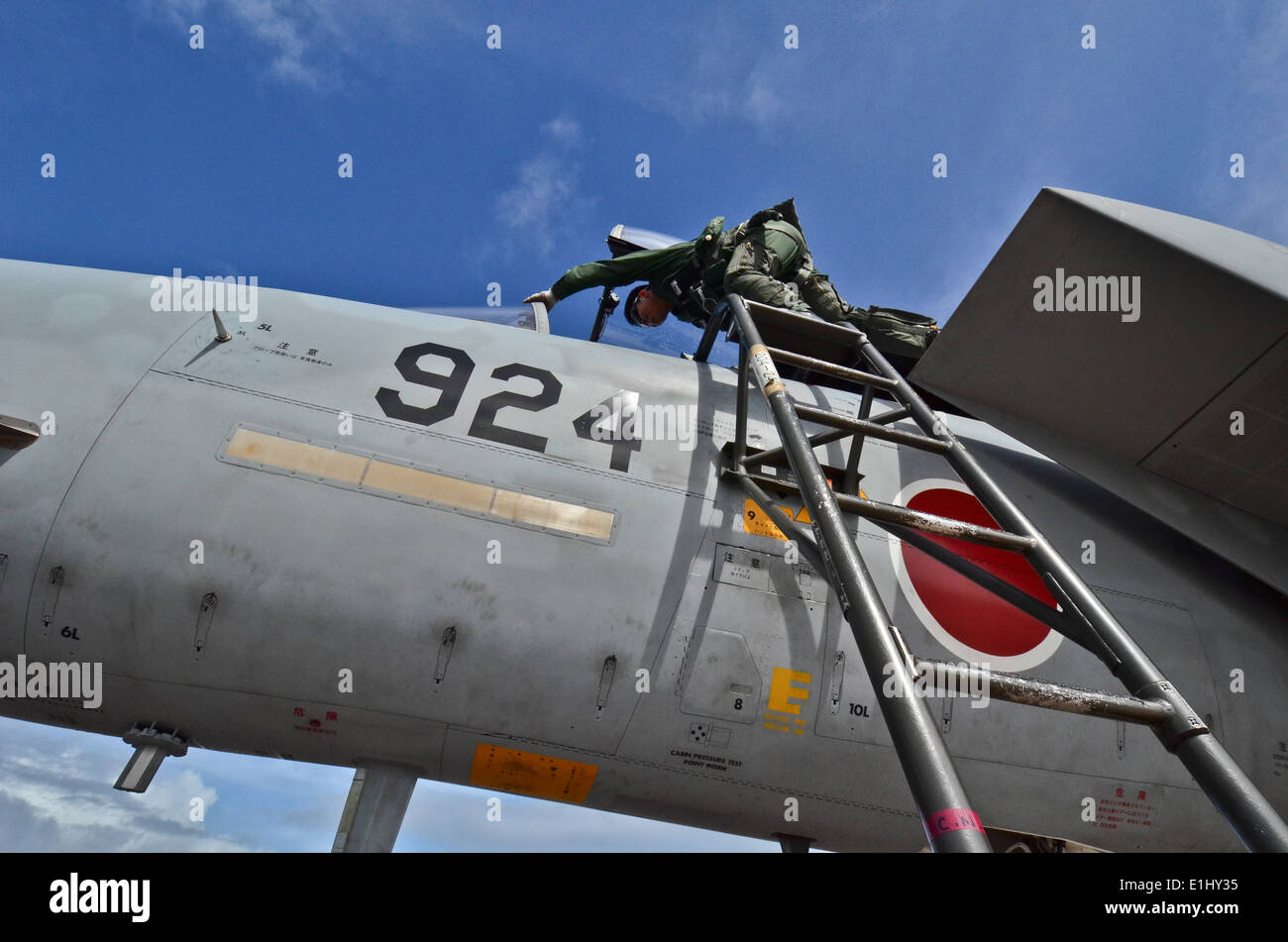 Japan Air Self-Defense Force (JASDF) Pilot steigt in ein Flugzeug F-15J Eagle 13. Februar 2013, Andersen Air Force Base, Gua Stockfoto