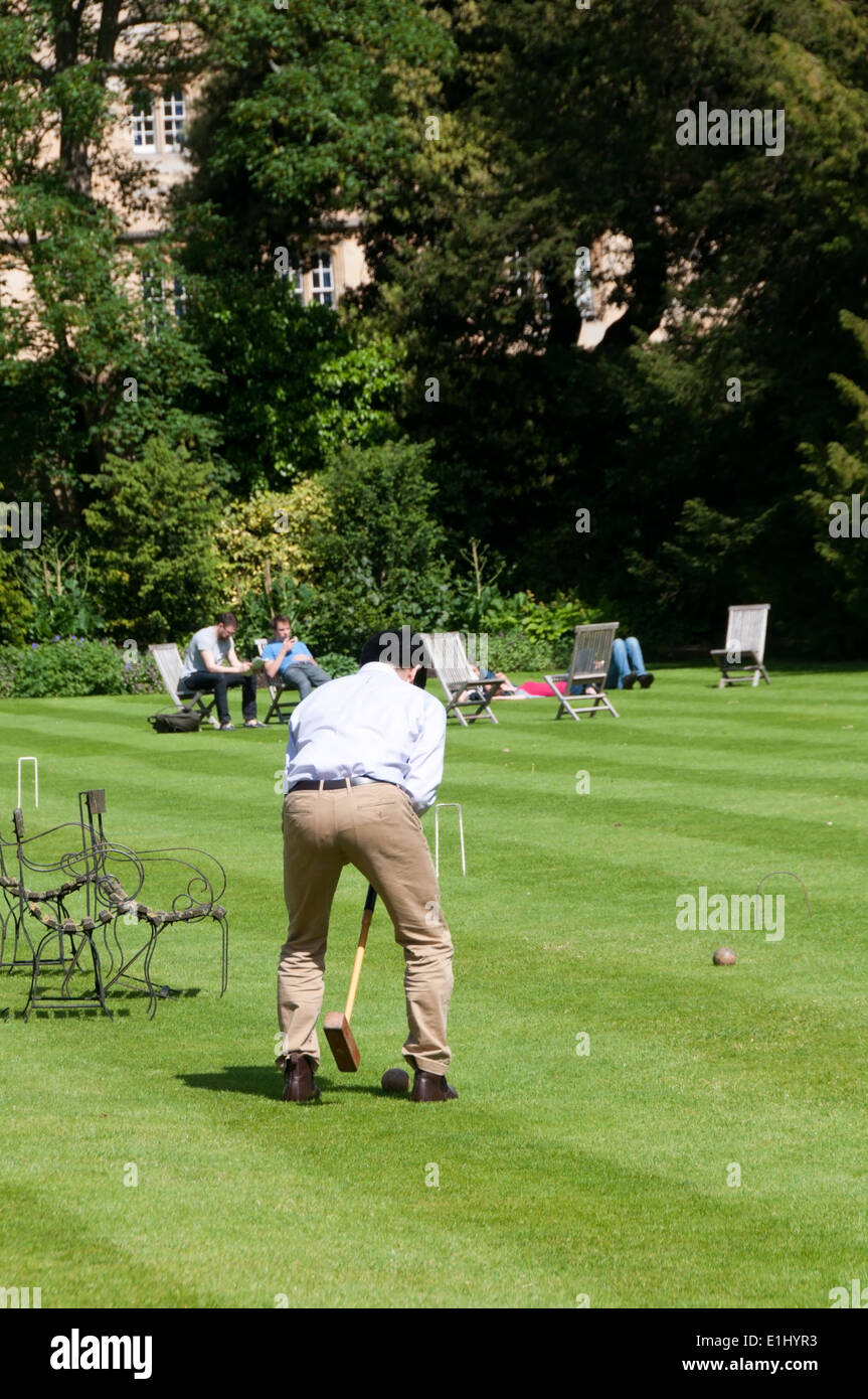 Schüler spielen Krocket auf dem Rasen des Gartens Trinity College, Oxford. Stockfoto