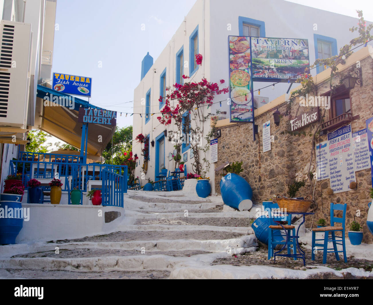 Blaue und weiße Taverne auf weißen Stufen in Kos-Stadt Stockfotografie