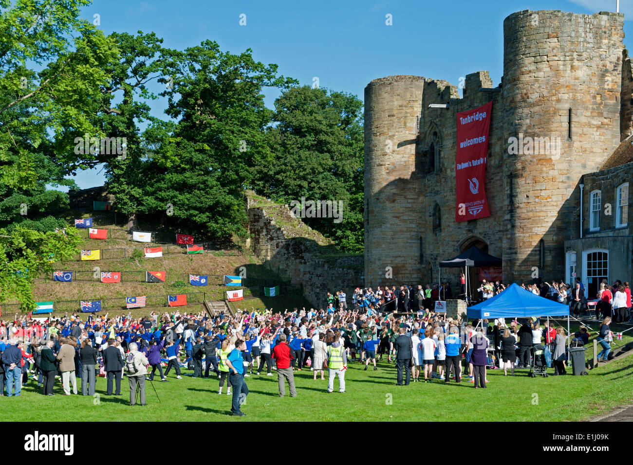 Tonbridge, Kent, UK. 5. Juni 2014. . 5. Juni 2014. Kinder aus den örtlichen Schulen versammeln sich vor Tonbridge Castle nach der Geburt die Commonwealth Games Königin Baton. Die Veranstaltung nahmen Kinder aus Schulen, die in einer Vielzahl von Aktivitäten organisiert von Tonbridge und Malling Rat teilgenommen haben. Bildnachweis: Patrick Nairne/Alamy Live-Nachrichten Stockfoto