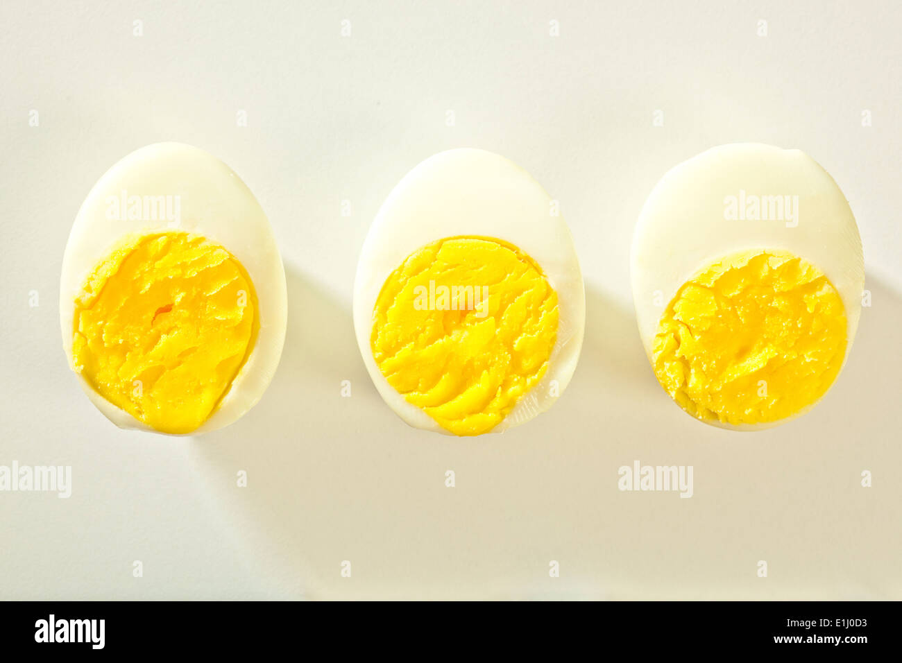 Hart gekochten Eiern, in Scheiben geschnitten Hälften sind isoliert auf weißem Hintergrund Stockfoto